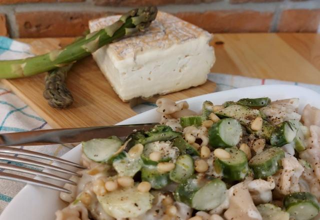 Pâtes au taleggio, asperges vertes et pignons de pin