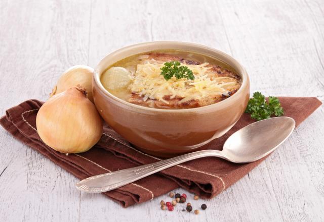 “Excellente !” : voici comment faire une bonne soupe à l’oignon, idéale pour se faire du bien un lendemain de fête !