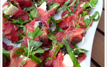 Roulés de carpaccio, roquette et parmesan