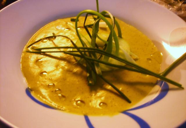 Velouté d'asperges au curry, îlot pomme granny, oignon frais et ciboulette