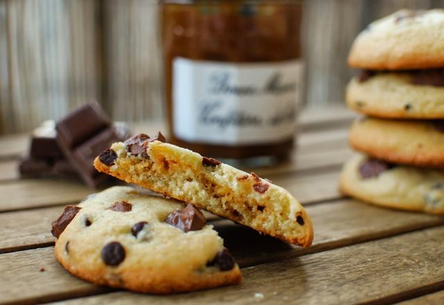 Cookies aux pépites de chocolat et insert au caramel