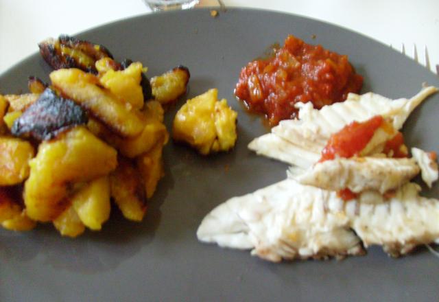 Bananes plantains avec du poisson braisé