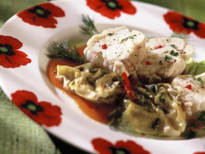 Filets de lotte cloutés aux poivrons sur coulis de tomates