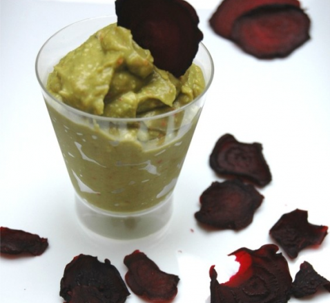 Chips de betterave et guacamole pimenté