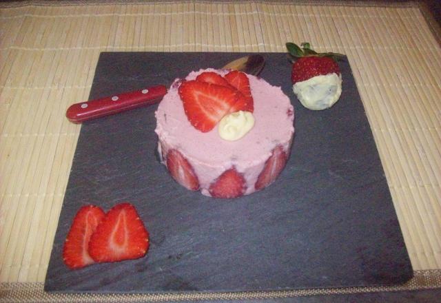 Mousse de fraises garguiette et son cœur de chocolat blanc