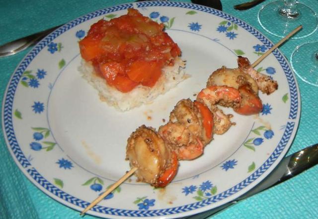 Brochettes de crevettes et noix de saint-jacques en marinade et aux graines de sésame