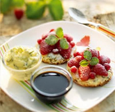 Tartines de fraises au beurre à la menthe et nappage au caramel balsamique