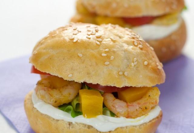 Hamburger de crevettes roses au curry, dés de mangue et St Môret