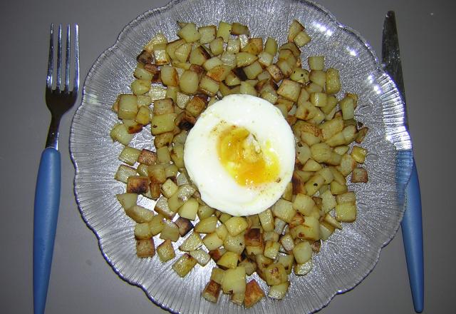 Œuf au plat dans un nid de pommes de terre rissolées