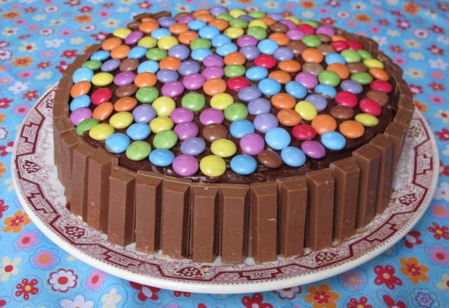 Gâteau aux smarties et kit kat