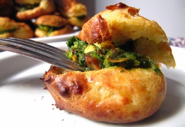 Gougères au parmesan et pesto de roquette aux pistaches