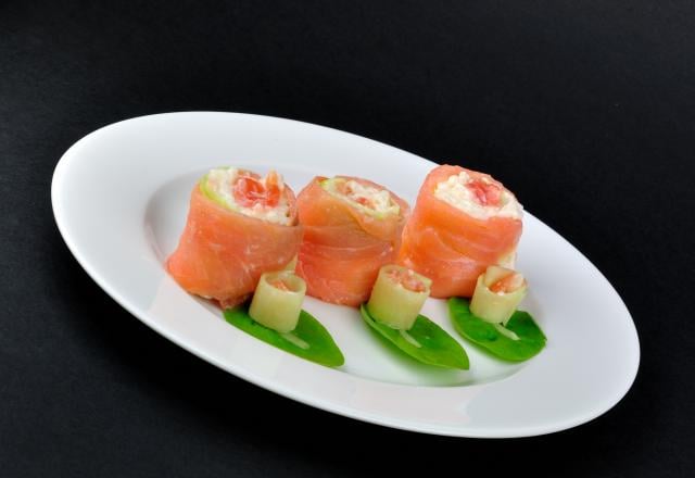 Rouleaux-Maki crémeux au saumon, riz au Philadelphia concombre et tomate