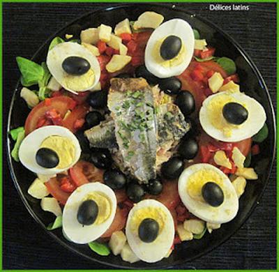 Salade complète avec sardines, artichauts, thon, œufs durs et crudités