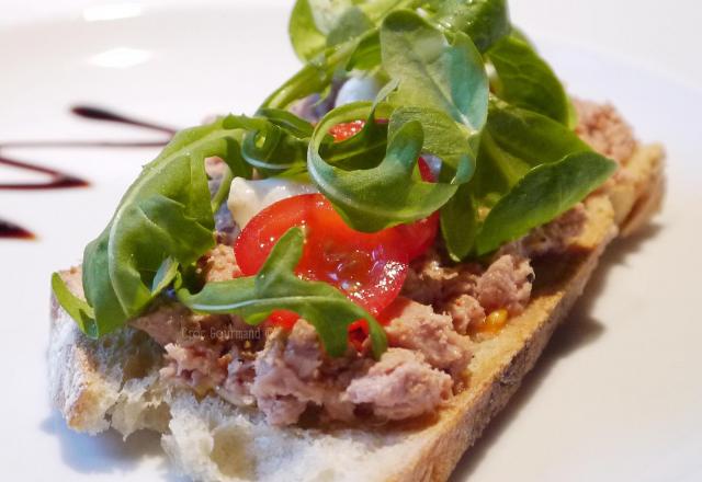 Tartines de thon, tomates cerise et basilic