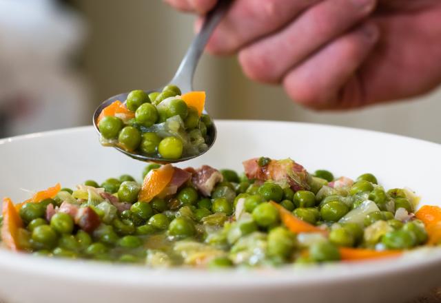 “On va manger léger” : Cyril Lignac partage sa recette de petits pois aux saucisses pour se régaler facilement