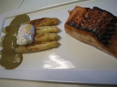 Saumon mariné et grillé, asperges blanches AA de Malines, œuf mollet et sabayon à l'oseille à la flamande