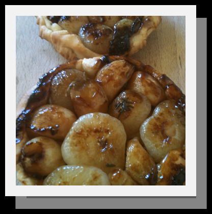 Tarte Tatin d'Ail aux petits oignons