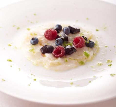 Carpaccio de Skrei de Norvège au citron combawa, fruits rouges en gelée