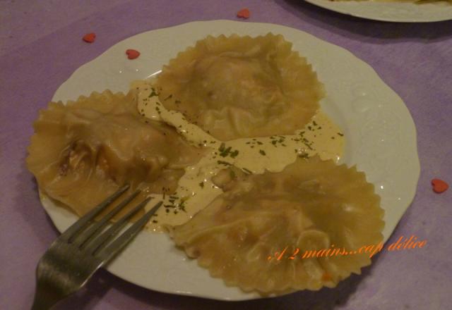 Ravioles de saumon fumé au caviar d'aubergine et noisettes grillées et sa crème de curry