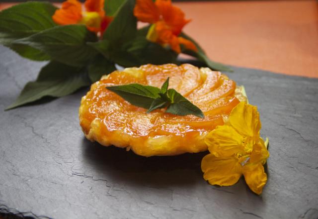 Tarte tatin à l'abricot, caramel fruits de la passion-sauge ananas