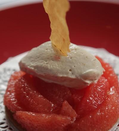 Sablé de pamplemousse confits, mousse aux dattes et caramel