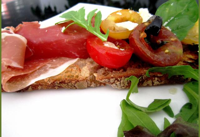 Bruschetta aux tomates cerises et jambon cru