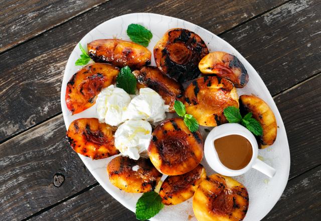 Pêches grillées, glace à la vanille, sauce caramel et beurre salé