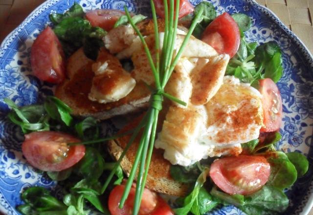 Salade gourmande aux aiguillettes de poulet et œuf poché