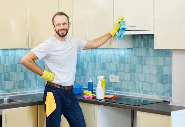 Comment nettoyer les taches de gras sur le frigo et les placards ?