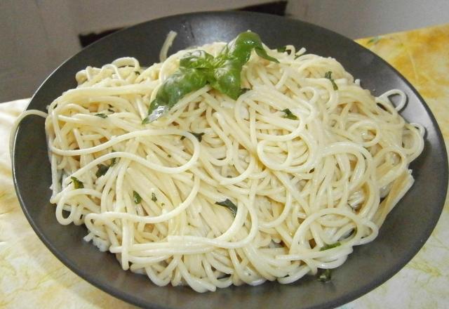 Spaghetti à l'ail, basilic et huile d'olive