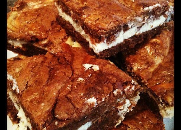 Duo de cheese-cake et brownie aux chocolats noir et blanc