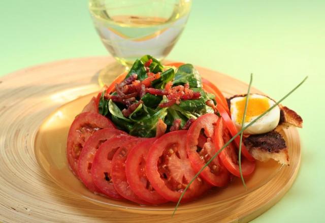 Salade auvergnate à la Vinaigrette bi-phasée à l'huile d'olive vierge extra, vinaigre de vin rouge et moutarde de Dijon