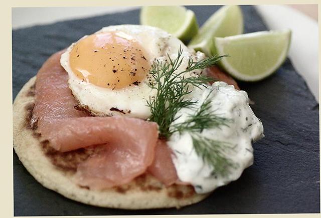 Blinis au saumon et œuf cocotte