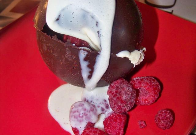 Sphère au chocolat, glace vanille, frmaboise et créme anglaise chaude