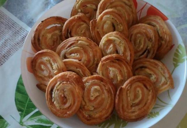 “Trop bon, facile à faire et rapide” : ces roulés feuilletés au saumon fumé seront les stars de votre apéritif du Nouvel An !