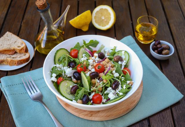 Salade aux pois chiches, fêta, roquette et olives noires