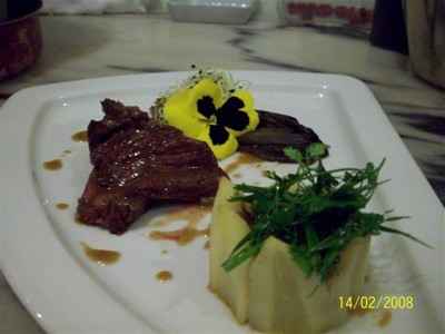 Onglet de veau au poivre de Sichuan charlotte de cerfeuil tubéreux et carmines braisées