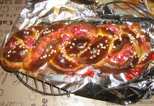 Brioche tressée aux pralines roses