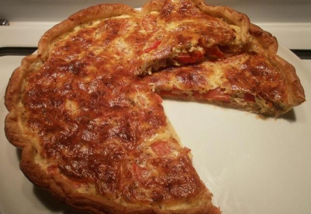 Tarte express au thon, tomate et fromage râpé