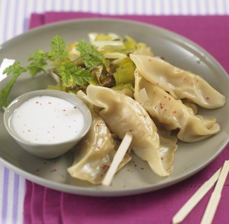 Ravioles de Saint-Jacques, fondue de poireaux et sauce crémée au Floc de Gascogne blanc