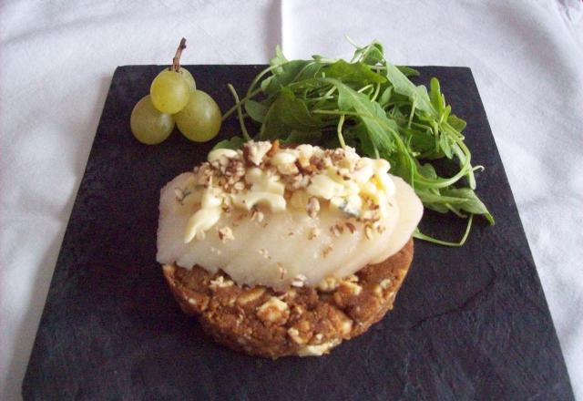 Tartelette de speculoos à la fourme d'ambert et poire