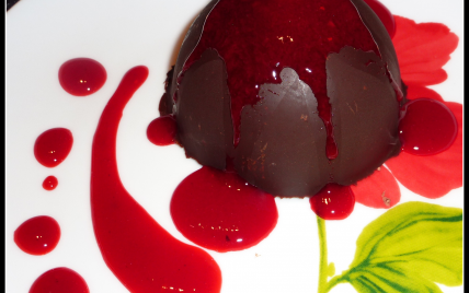 Dôme chocolat tonka, coulis de framboises