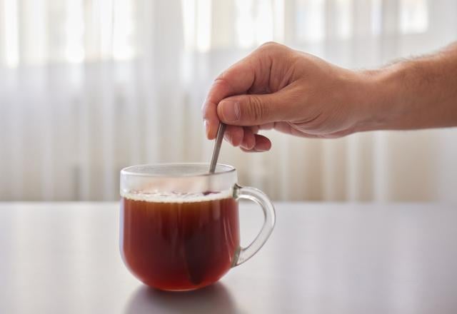 Voici pourquoi il est recommandé de mettre une cuillère pour chauffer vos liquides dans le micro-ondes