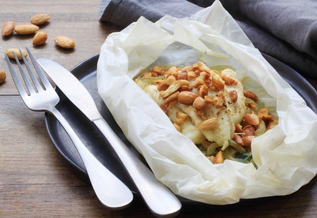 Papillotes de sole aux oignons et amandes