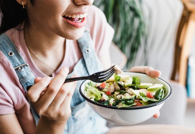 Pour préserver notre santé mentale, quelles habitudes adopter lors des repas ? Une diététicienne nous partage ses conseils  !