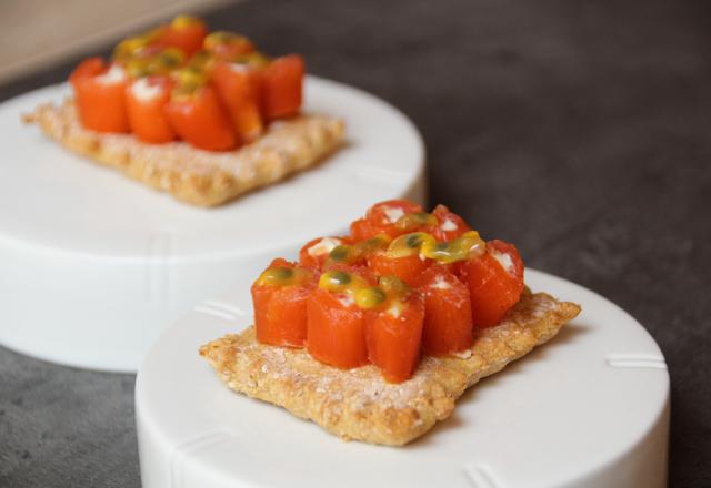 Crackers au Carré Frais et petit épeautre, roulé de saumon au Saint Agur et grenadille