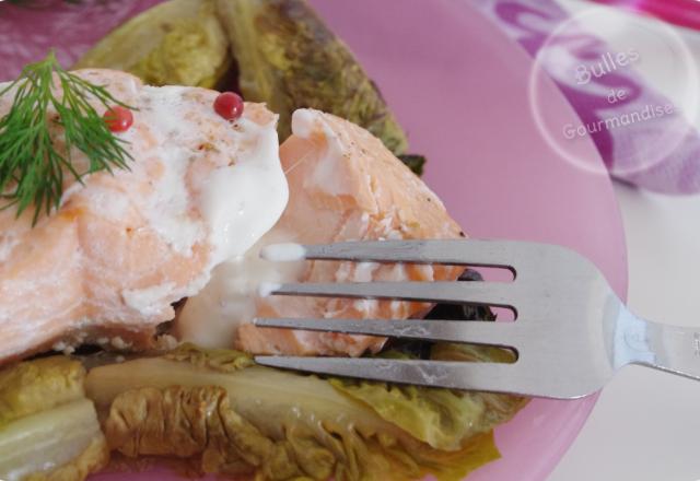 Papillotes de saumon, sucrines braisées et crème aux baies roses