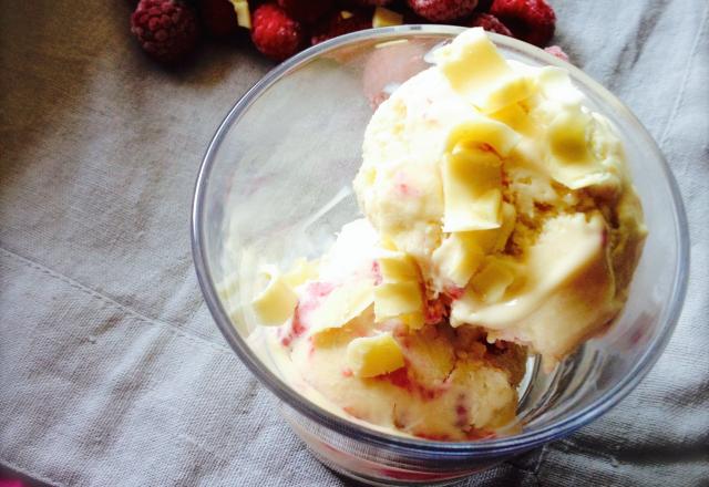 Glace au chocolat blanc, framboises et ses éclats de chocolats