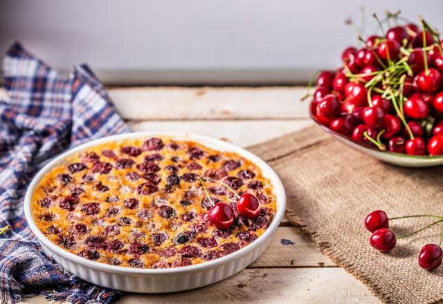 "Pour moi le meilleur clafoutis, c'est à la cerise, c'est ce qui déclenche l'été et les beaux jours” : Cyril Lignac met du soleil dans notre assiette avec cette recette gourmande !