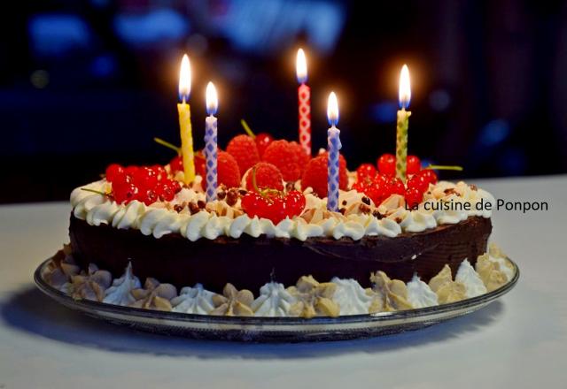 Gâteau magique au chocolat, chantilly et fruits rouges